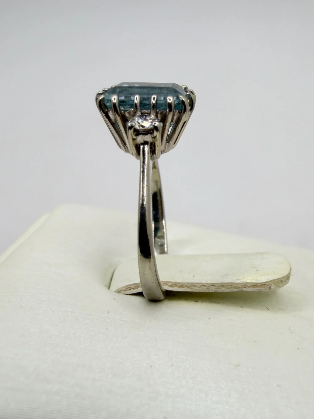 Vintage 8x6mm Natural AQUAMARINE w/ two 3mm natural diamonds ring in 14kt WG!